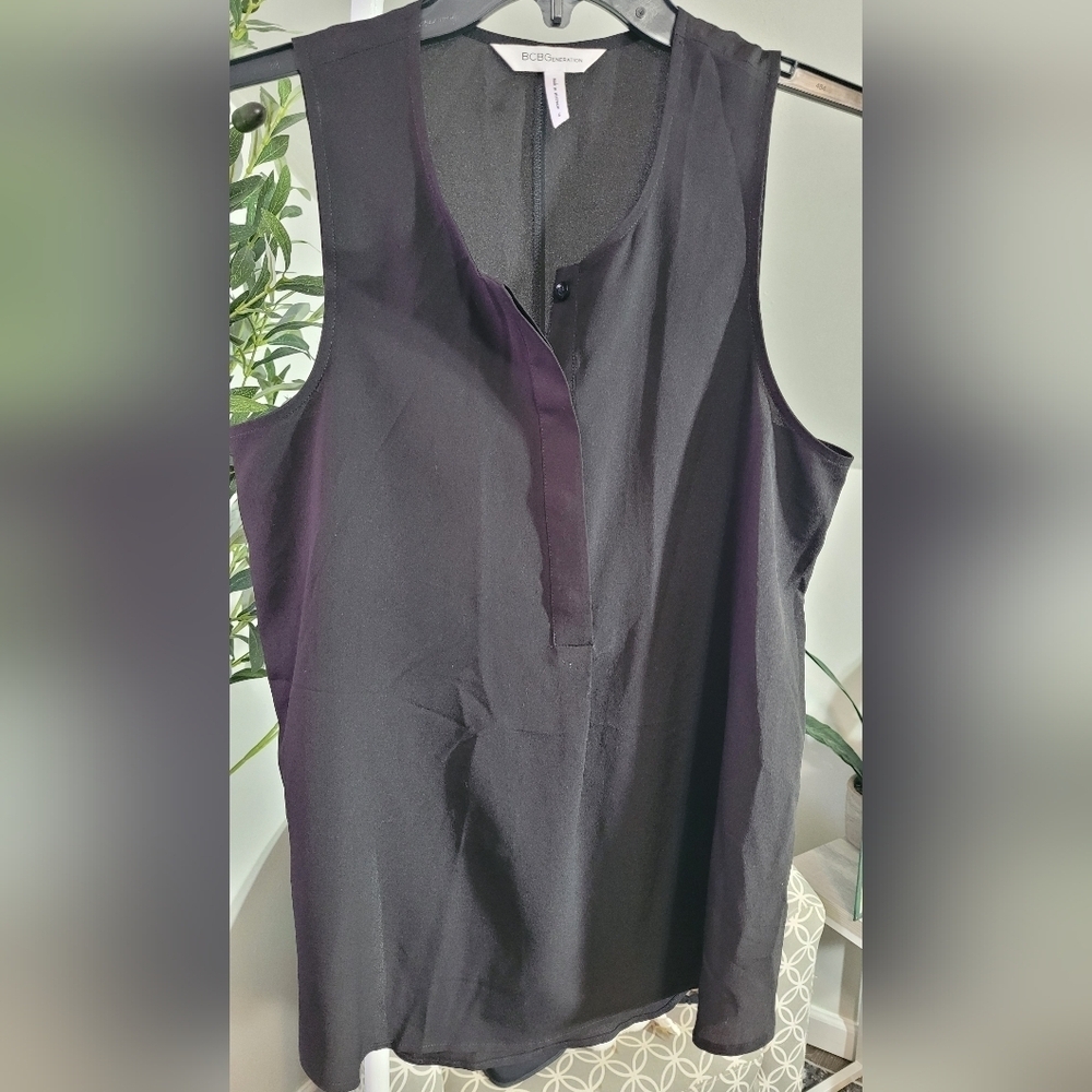 BCBGeneration Black Sleeveless Deep Vneck Top Small